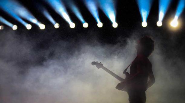El guitarrista de la banda Strokes Albert Hammond Jr se presenta en un concierto en el Festival Lollapalooza en Sao Paulo, Brasil. Foto: EFE