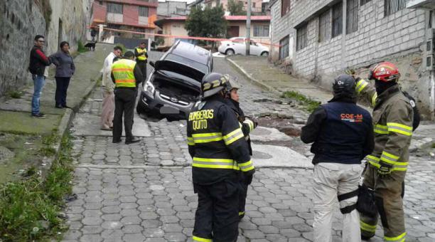 El vehículo se ‘clavó’ en un  hueco de la calle 20 de Enero. Foto: Betty Beltrán / ÚN