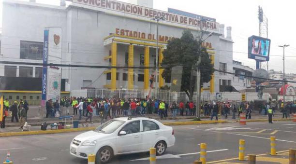 Desde las 08:00 la gente comenzó a llegar a las afueras del estadio Atahualpa. Foto: ÚN