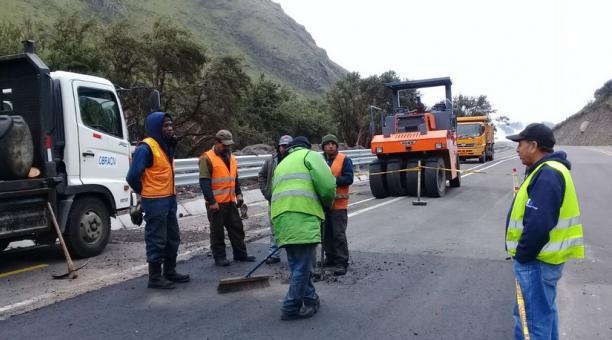 El personal del Ministerio realizó el pasado miércoles trabajos de bacheo en el kilómetro 14 de la vía Pifo Papallacta. Foto: @ObrasPublicasEc