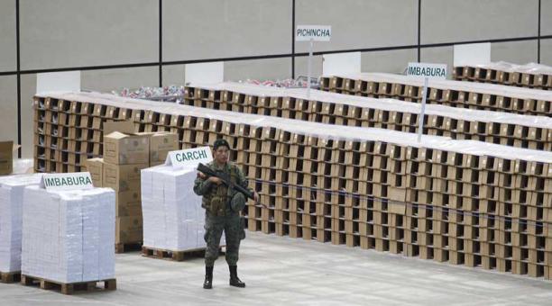 Un militar resguarda los kits electorales para la segunda vuelta de las elecciones presidenciales, en las instalaciones de CEMEXPO. Foto: Vicente Costales / ÚN