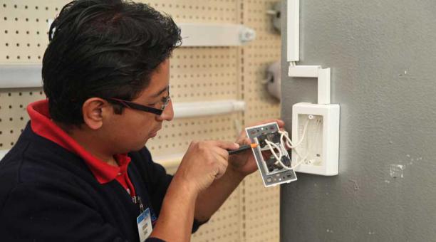 La instalación del interruptor es sencilla y garantiza el buen funcionamiento de las luminarias. Foto: Julio Estrella / ÚN
