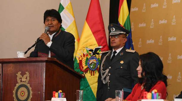 El presidente de Bolivia, Evo Morales (i), habla durante la presentación oficial del rally Dakar de 2018. Foto: EFE