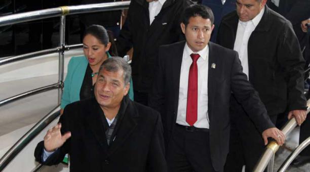 Rafael Correa a su salida de uno de los salones del hotel Quito en donde aguardaron los resultados preliminares. Foto: Patricio Terán / ÚN