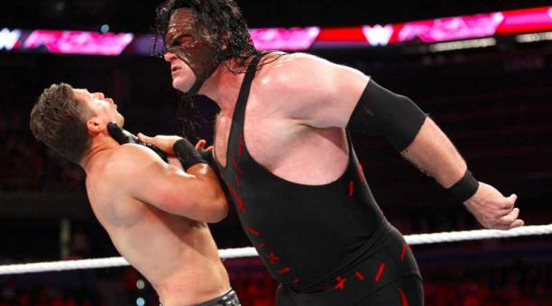 Kane (izq.) aplicando una de sus llaves. Imagen tomada del portal WWE en español.
