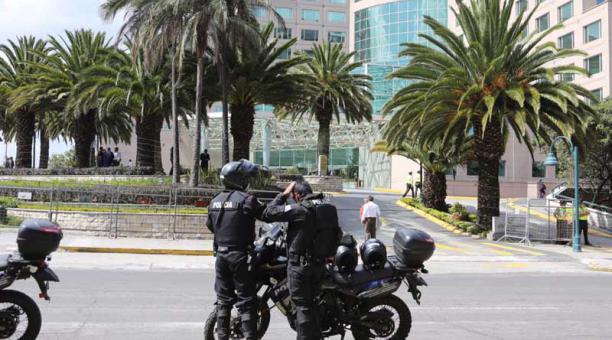 La Policía Nacional custodió los alrededores del hotel capitalino. Foto: Alfredo Lagla / UN