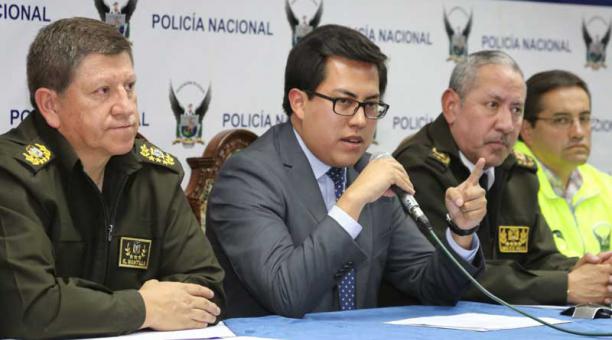 El ministro subrogante Diego Fuentes cuando informaba del operativo. Foto: Alfredo Lagla / ÚN