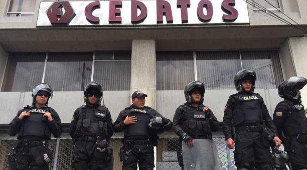 La Policía Nacional custodia los exteriores de Cedatos. Foto: Julio Estrella / ÚN