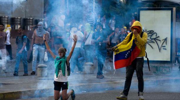 Manifestantes protestan contra el gobierno del presidente Nicolás Maduro en Caracas el sábado 8 de abril de 2017. Foto: AFP