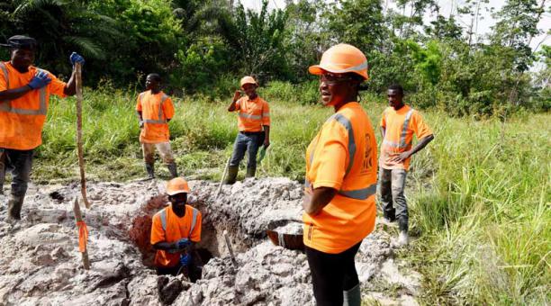 Tiguidanke Camara, propietaria de la empresa minera TMG Tigui, y sus empleados buscan oro y otros minerales en un banco de arena en el bosque de Guingouine, una pequeña localidad de la localidad de Logouale. Foto: AFP