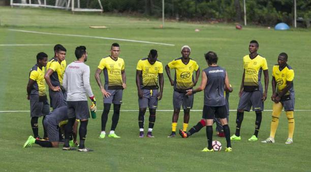 El equipo de BSC se entrena en cancha alterna para enfrentar al equipo de Brasil Botafogo. Foto: Enrique Pesantes / ÚN