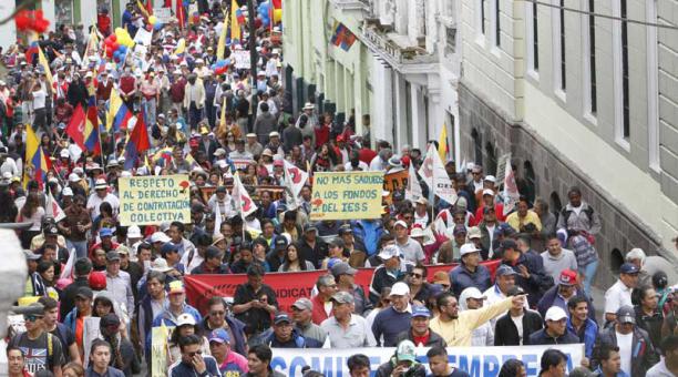 Los manifestantes recorrieron la calle Guayaquil con rumbo hacia la Plaza de Santo Domingo. Foto: Patricio Terán / ÚN