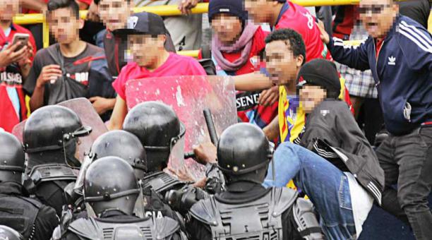 El pasado domingo, en medio del partido entre la ‘U’ y el ‘Nacho’, hubo una batalla campal entre hinchas y la Policía. Foto: Archivo / ÚN
