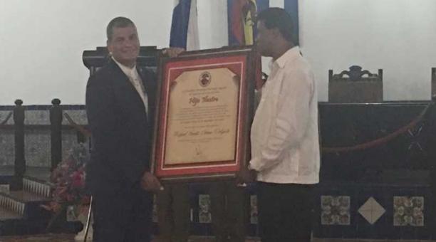 El presidente Rafael Correa fue declarado Hijo Ilustre de la ciudad de Santiago de Cuba. Foto: Tomada de la cuenta Twitter @Presidencia_Ec