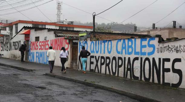 En el barrio de San Jose de El Condado se expone en sus paredes respecto a las expropiaciones por el proyecto Quito Cables. Foto: Paúl Rivas / ÚN