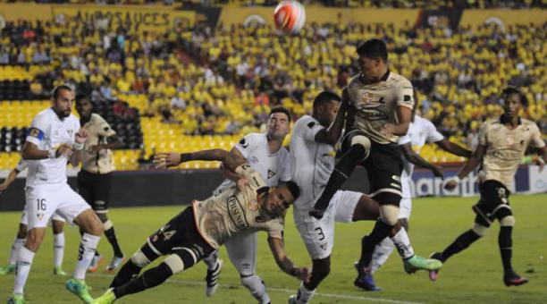 Los jugadores de Liga de Quito y de Barcelona disputan la pelota en un tiro de esquina. Foto: API