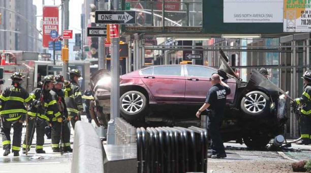 Vista del vehículo que ha atropelló, al menos, diez personas en Times Square, Nueva York (Estados Unidos) hoy, 18 de mayo del 2017. Foto: EFE