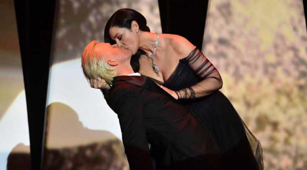 Monica Bellucci al momento del beso al comediante Alex Lutz en la ceremonia de inauguración del Festival de Cannes. Foto: AFP