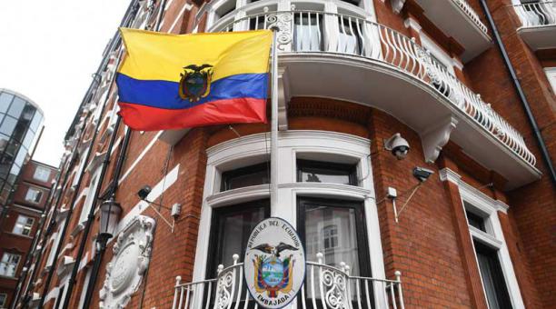 Foto frontal de la Embajada de Ecuador en Londres en donde se encentra Julián Assange. Foto: AFP