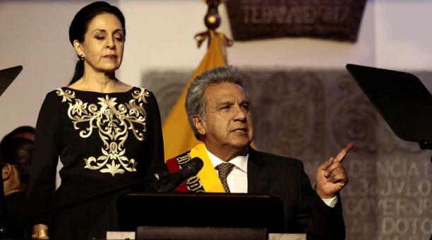 Lenín Moreno junto a su esposa en un discurso en la Plaza de la Independencia. Foto: EFE