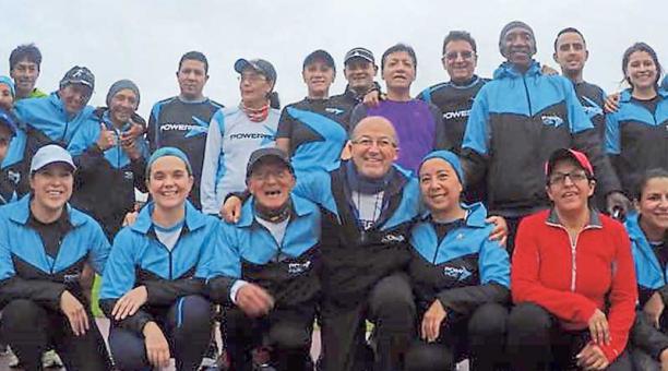 El grupo de atletas de Ruta 42 se reúne todos los días en la pista atlética del estadio Atahualpa. Mario Tumipamba (+) formó a una generación de atletas amateur. Foto: Cortesía de Ruta 42
