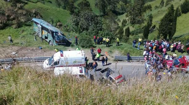 Una persona fallecida y 43 heridos en un accidente de tránsito en la vía Guaranda - Ambato, en el sector Sugyopoyo. Foto: Cortesía
