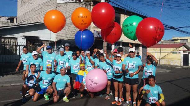 25 competidores portaron globos de colores para guiar en las marcas a los atletas. Foto: Santiago Ponce / ÚN