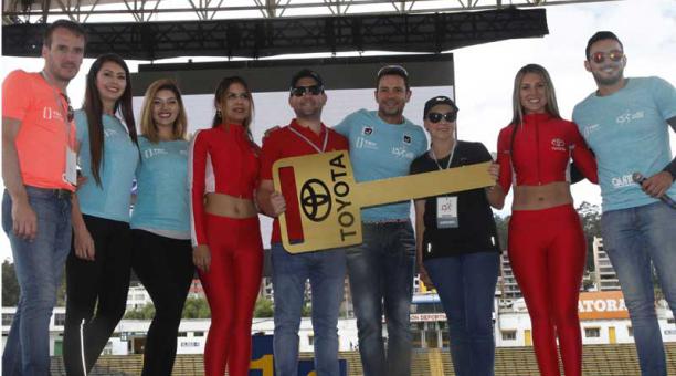 Directivos de Toyota y de Grupo EL COMERCIO realizaron el sorteo frente al público, en el estadio. Foto: Patricio Terán /  ÚN