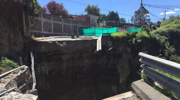 El puente sobre la quebrada Huasipungo colapso el 30 de marzo. Foto: Cortesía  Epmmop