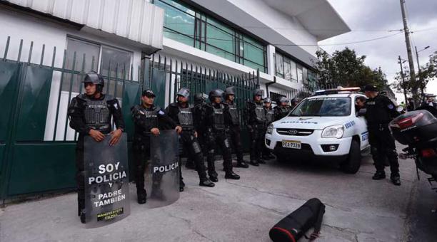 La Policía rodeó el edificio para evitar que nadie entre o salga y no hayan fugas de información. Foto: Eduardo Terán / ÚN