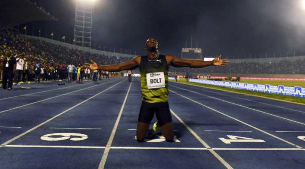 Usain Bolt reacciona después de ganar su última carrera en su país de origen durante el Gran Premio de los Corredores en el estadio nacional de Kingston. Foto: AFP