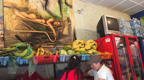 Una frutería es uno de los lugares del barrio donde se exponen las obras de arte. Foto: Ana Guerrero / ÚN