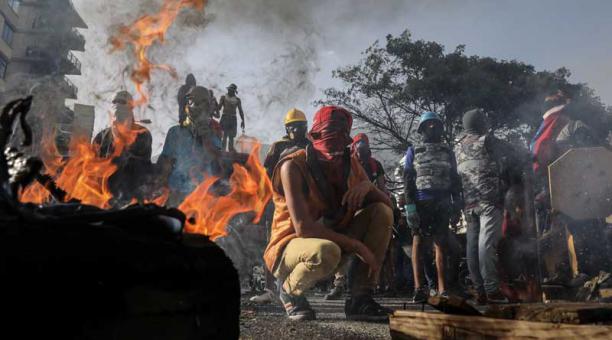 Decenas de manifestantes cierran una vía con una barricada en llamas durante una protesta antigubernamental ayer, lunes 26 de junio de 2017, en Caracas (Venezuela). Foto: Miguel Gutiérrez / EFE