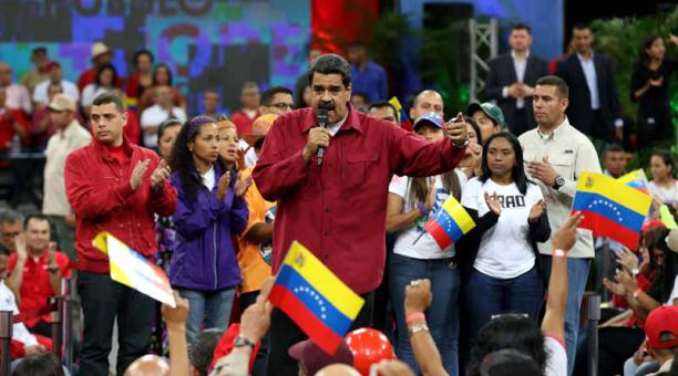 El presidente de Venezuela, Nicolás Maduro (c), durante un acto de gobierno. Foto: Cortesía de la Presidencia a EFE