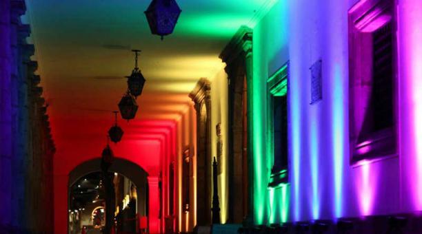 La parte frontal del Palacio de Carondelet se iluminó con los colores del movimiento Glbti en conmemoración del vigésimo aniversario de su Día Internacional. Foto: Twitter @ComunicacionEc