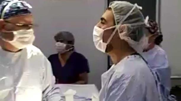 El paciente se encuentra bien y ha "evolucionado satisfactoriamente en su periodo postoperatorio", según la dirección del Hospital Clínico de la Universidad de Chile, donde se realizó la operación. Foto: Captura de pantalla