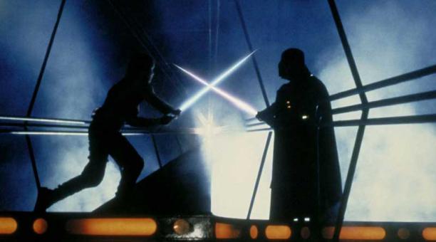 Luke pelea contra su padre Darth Vader en el capítulo de El Imperio contrataca. Foto: IMDB