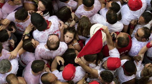 Cientos de personas festejan el inicio de las Fiestas de San Fermín 2017. Foto: EFE