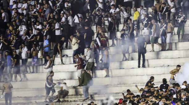 Los aficionados de Vasco da Gama se enfrentan con la policía en Brasil. Foto: EFE