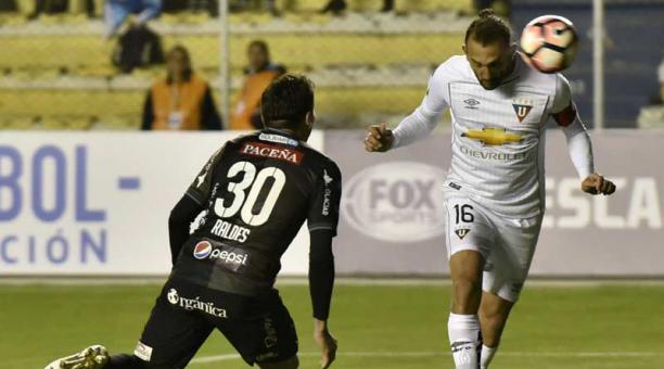 Hernán Barcos de Liga (der.) disputa una pelota ante Ronald Raldes del Bolívar en partido de la Copa Sudamericana. Foto: AFP