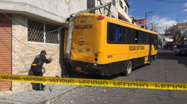 El impacto del bus afectó a un poste de luz del sector y al tendido de tensión media y baja. Foto: Paúl Rivas / ÚN