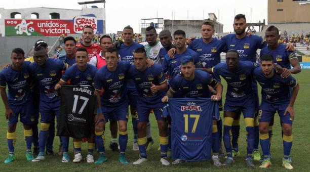 El plantel titular saltó al campo de juego con las camisetas de Roberto La Tuca Ordóñez en señal de respaldo por la muerte de su mamacita. Foto: API