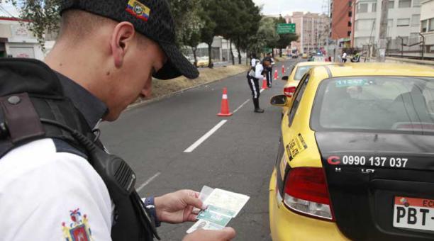 Control de la AMT de carros informales y otros en la av 6 de Diciembre y Rio Coca. Foto: Paúl Rivas / ÚN