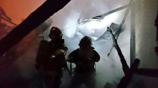 En la madrugada de este miércoles se registró un incendio estructural en el sector de Mirasierra. Foto: Cortesía Cuerpo de Bomberos