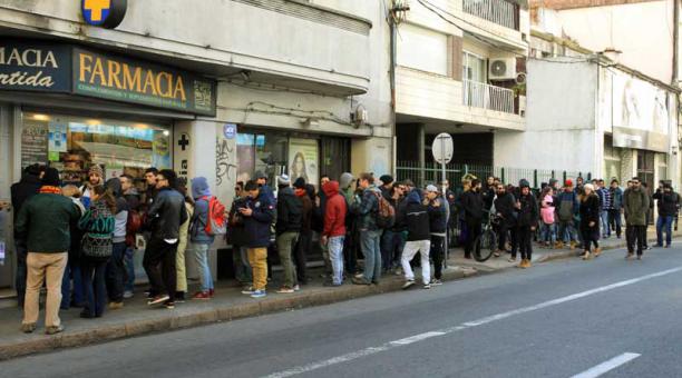Uruguayos hacen fila para comprar por primera vez de forma legal marihuana de uso recreativo hoy, miércoles 19 de julio de 2017, en una farmacia de Montevideo (Uruguay). Foto: EFE