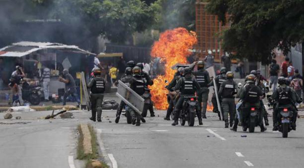 Miembros de la Guardia Nacional Bolivariana (GNB) se enfrentan a un grupo de manifestantes opositores en las inmediaciones de la planta televisiva estatal VTV durante el paro general de 24 horas convocado por la oposición hoy, jueves 20 de julio de 2017,