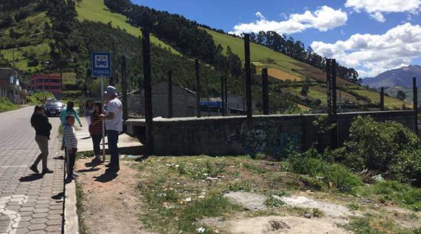 El cadáver de una mujer de 48 años fue encontrado a dos cuadras de su casa, en el sur de Quito. Foto: Paúl Rivas / ÚN