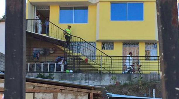 Miembros de la Dinased llegaron la tarde del viernes 21 de julio hasta un inmueble de la parroquia de Conocoto, donde se encontraba el cadáver de una mujer. Foto: EL COMERCIO
