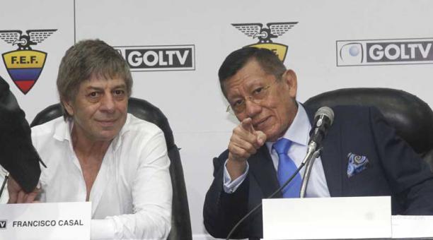 Carlos Villacis presidente de la Federacion Ecuatoriana de Futbol (der.) y Francisco Casal firman el convenio para la transmitir el Campeonato Nacional. Foto: Archivo