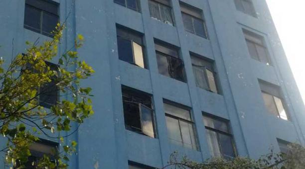 La ventana cayó del edificio La Previsora. Foto: Cortesía COE Metropolitano